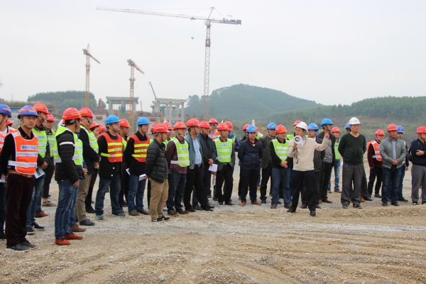 柳南改扩建全线安全管理人员参观特大桥施工现。。。。。。。。ㄐ薷某叽纾.jpg
