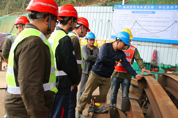 图一：召开进洞前现场会议，，，，，，，，检查钢拱架.jpg